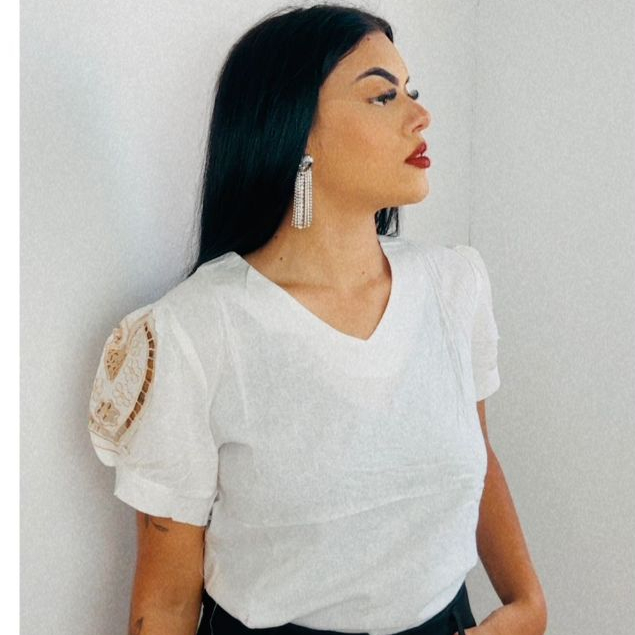 Blusa Princesa Lisa Rendada Viscolinho de Manga Curta Puff e Gola V envangélica tendência 2024 2025