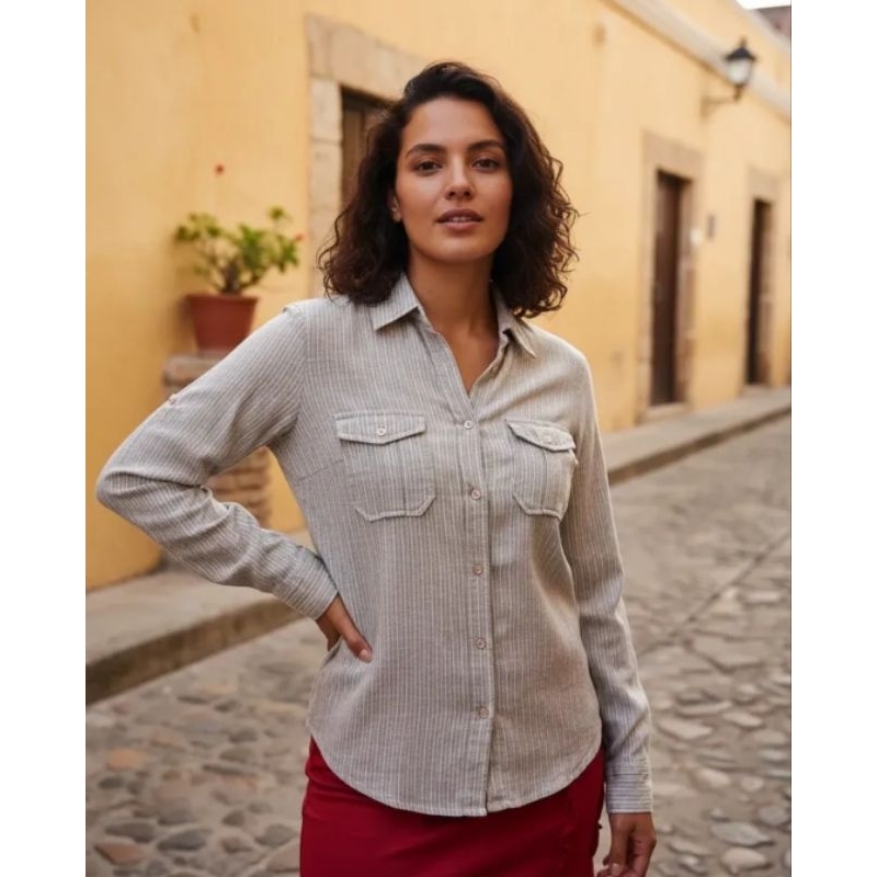 camisa de manga longa listrada com dois bolsos frontais da marca Old Factory. Tam P/M. Brechó