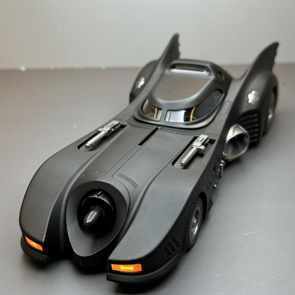 Batmobile com Spray Sound Light Pull Back Toy Car Música Modelo de Coleção de Ornamentos