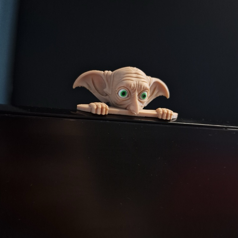Enfeite Decorativo para Monitor – Dobby | Decoração Geek para Setup