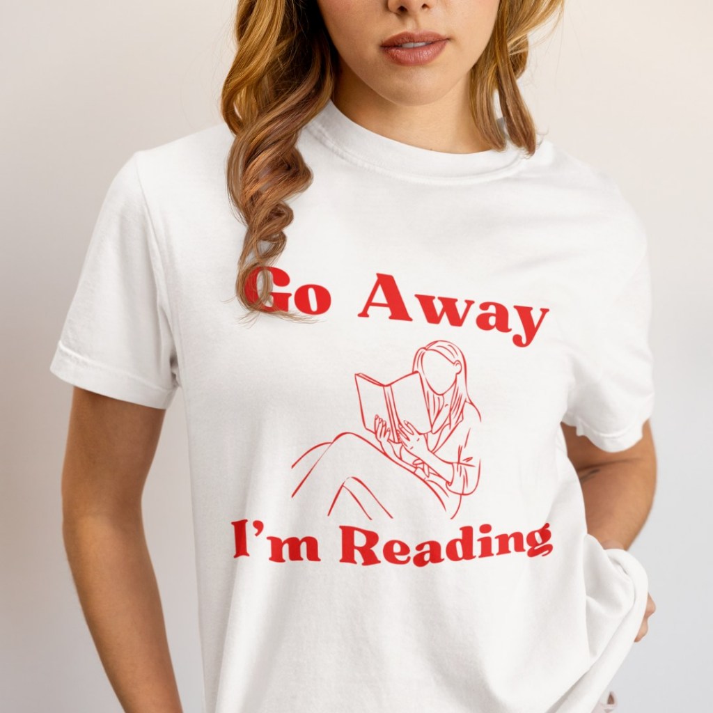 Camiseta Engraçada para Leitores  Frase Go Away I'm Reading Presente Book Lover 100% algodão