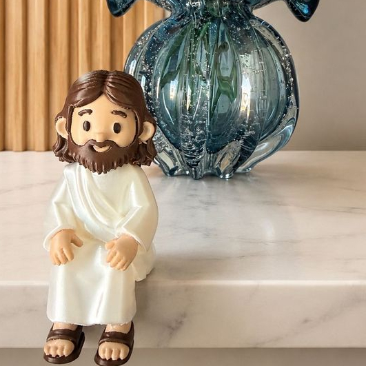 Mini Jesus  Sentado 7,5  centímetros Decorativo .Para Mesa, Monitor, Prateleira, Nicho
