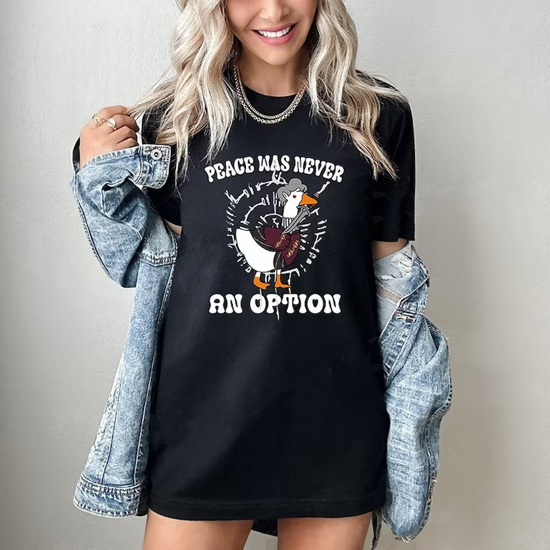 Camisa Camiseta Básica Unissex Honk Svg, Goose Astarion Outdoor Adventure Tee, Fantasy and Gaming Apparel, Spellcaster Shirt
