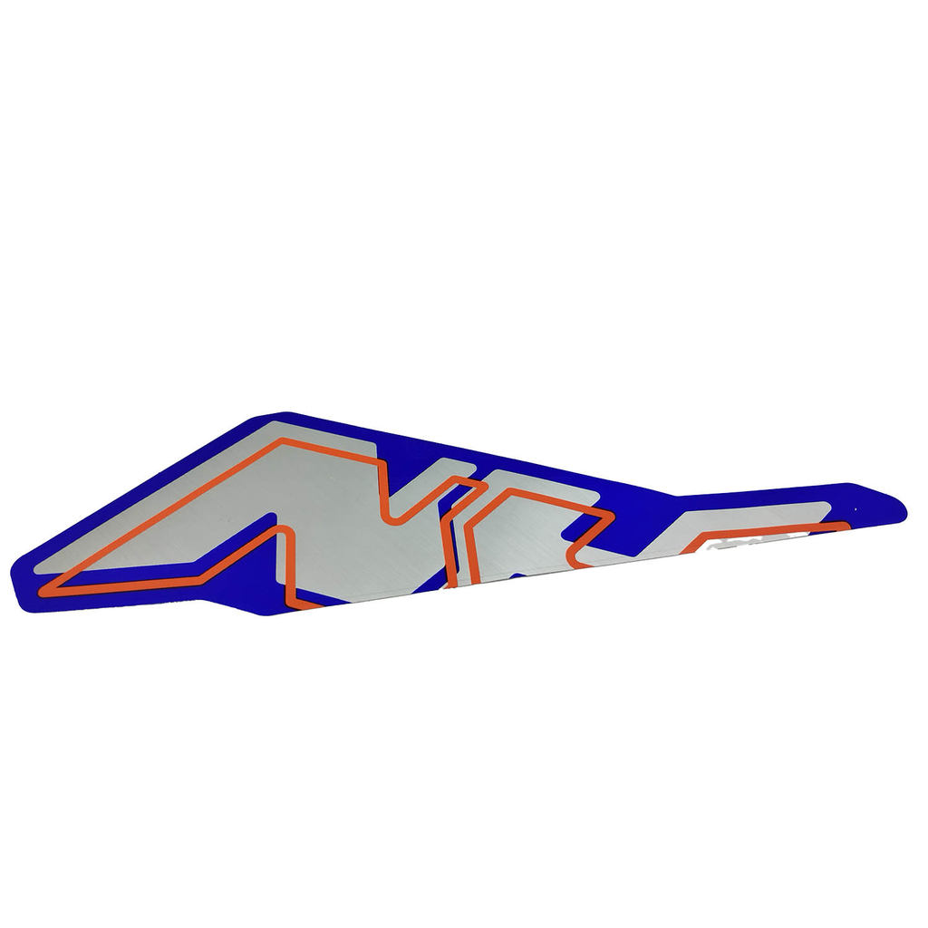 ADESIVO DECORATIVO (AZUL) ESCRITA NH (PARTE SUPERIOR) DE PLASTICO LE NH 300 ABS 2025