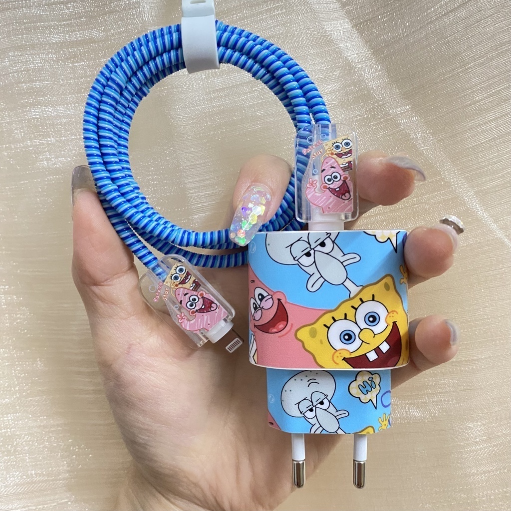 WEZFY 52FC  Adesivo protetor 4 em 1 para iPhone, com Bob Esponja e Patrick Estrela, compatível com carregadores Apple