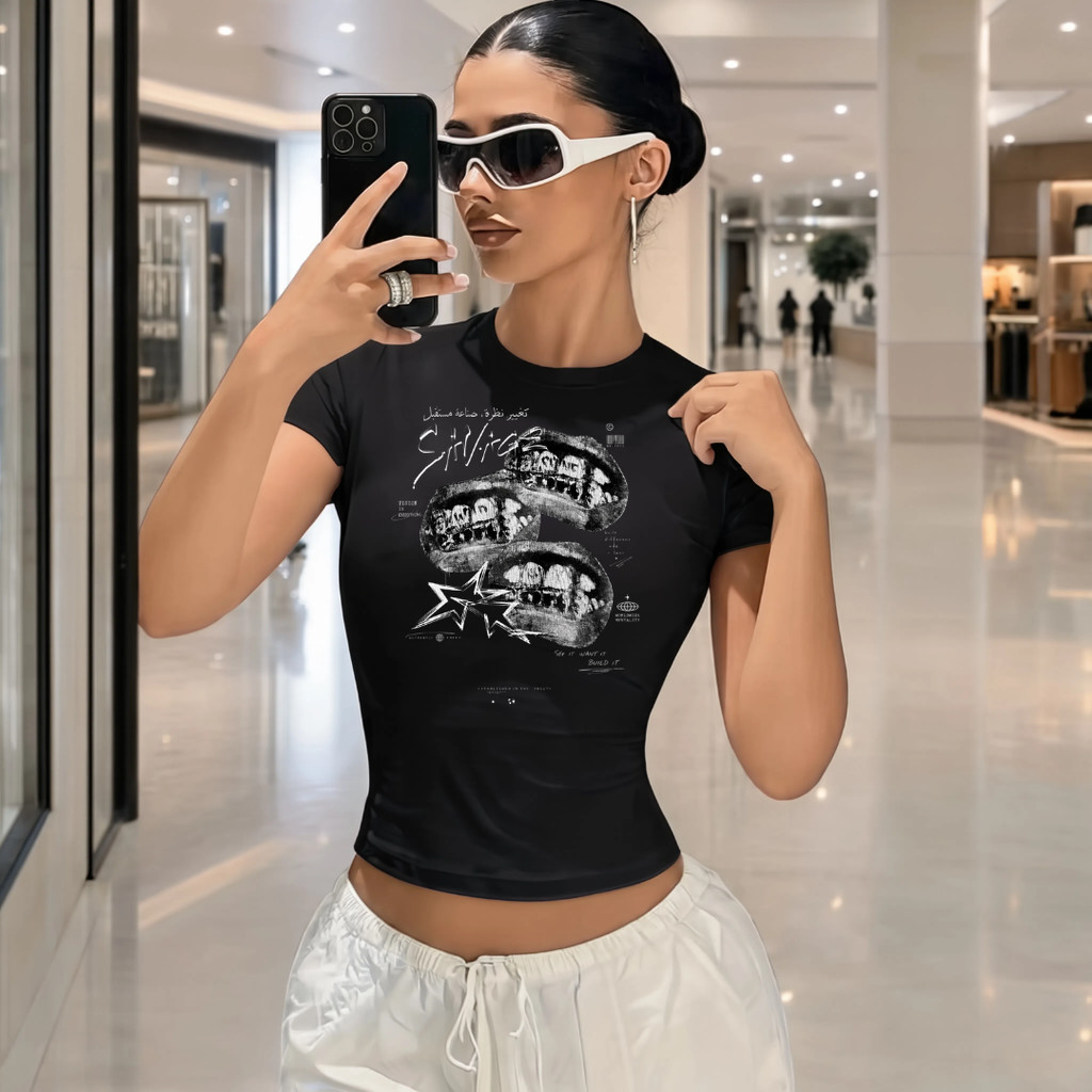 Camiseta Baby Look Justa Baddie Estampa Boca Lips e Graffiti Urban