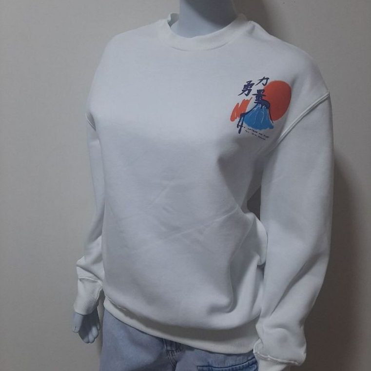 blusão em moletom branco com estampa lettering oriental e paisagem da blue steel tam pp (outlet)
