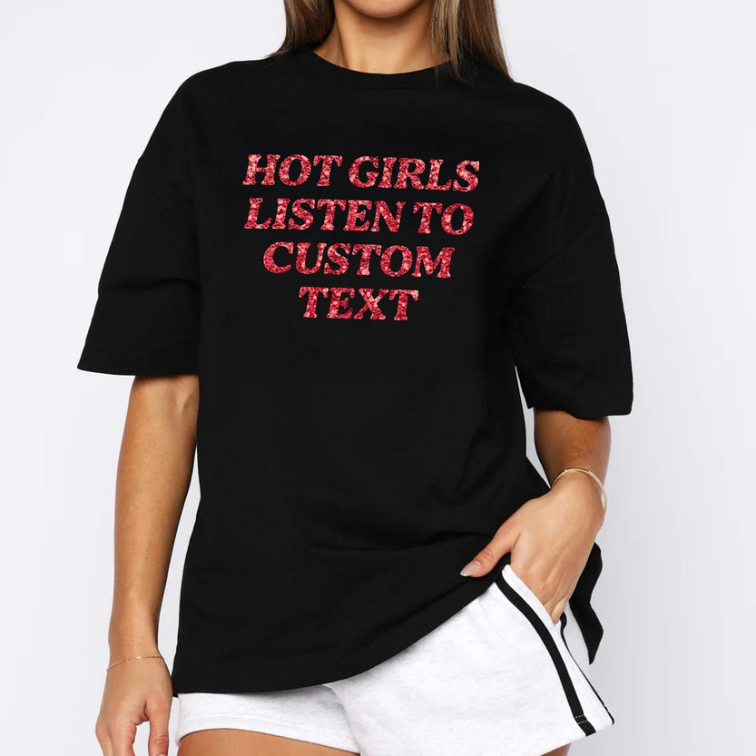Atelier das Estampas Camiseta Feminina Letra Vermelha e Branca em Fundo Preto Mensagem Hot Girls Listen to Custom Text M