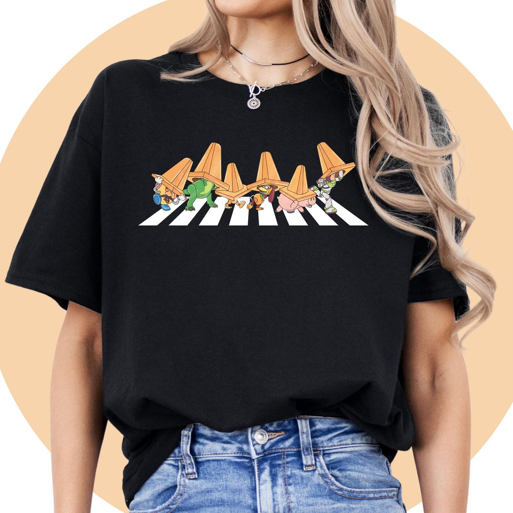 Atelier das Estampas Camiseta Feminina Estampa Crossing Street Personagens Coloridos em Estilo Pop - Art Fofa Moderna At