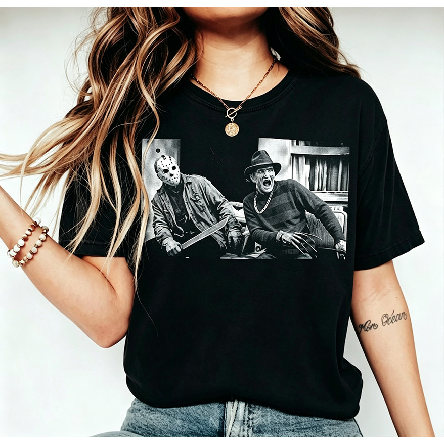 Camiseta Feminina V - Neck Preta de Algodão, Com Design de Imagens de Personagens de Terror para Dia a Dia