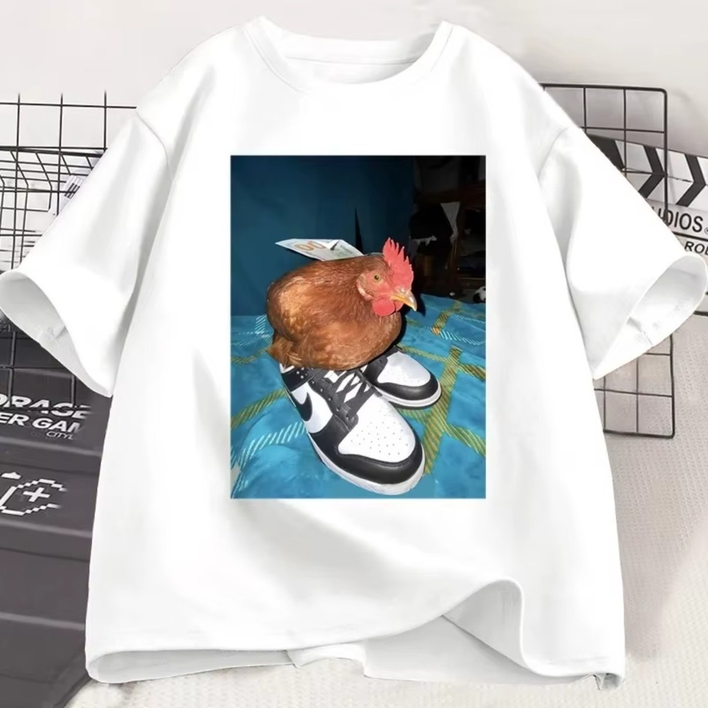 Camiseta Frango Meme Humor Blusa Unissex Galo Com Sapatos Unissex Moda Engraçado Tendência Street