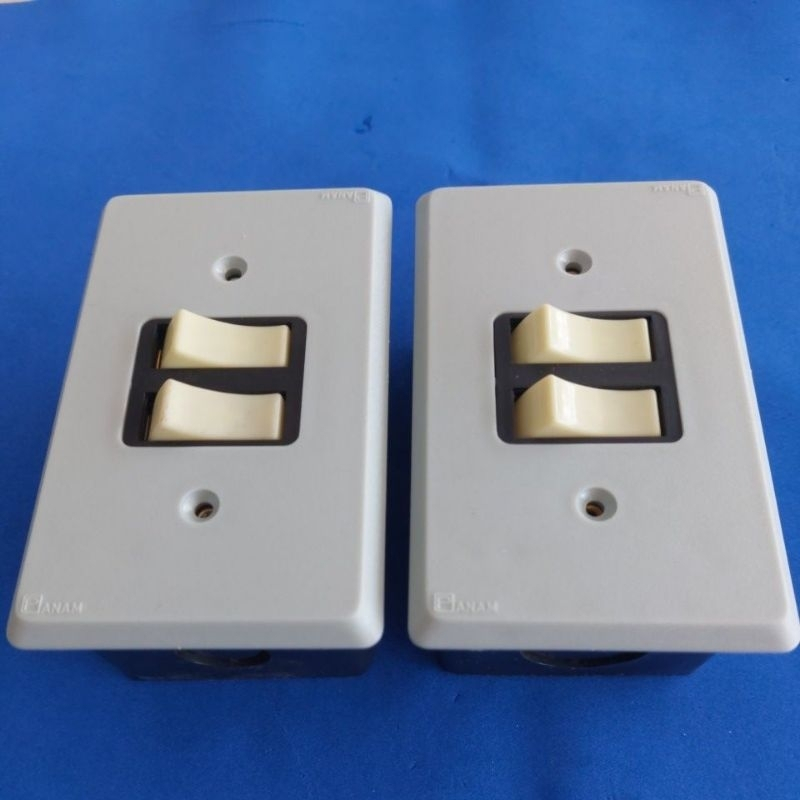 INTERRUPTOR  PANAN de 02  SEÇÕES  PARALELO ( three way) CONJUNTO com  02 peças  de PLACA CINZA 4 x 2  ref 2002