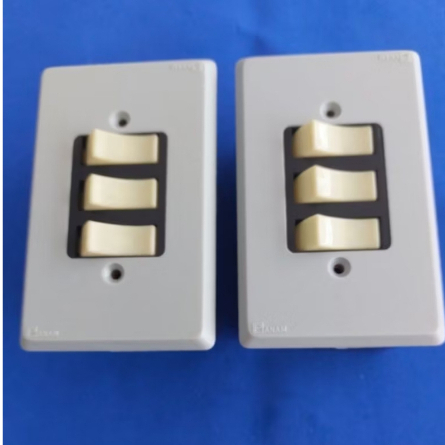 INTERRUPTOR  PANAN de 03  SEÇÕES  PARALELO( three way) CONJUNTO com  02 peças  de PLACA CINZA 4 x 2 ref 3001