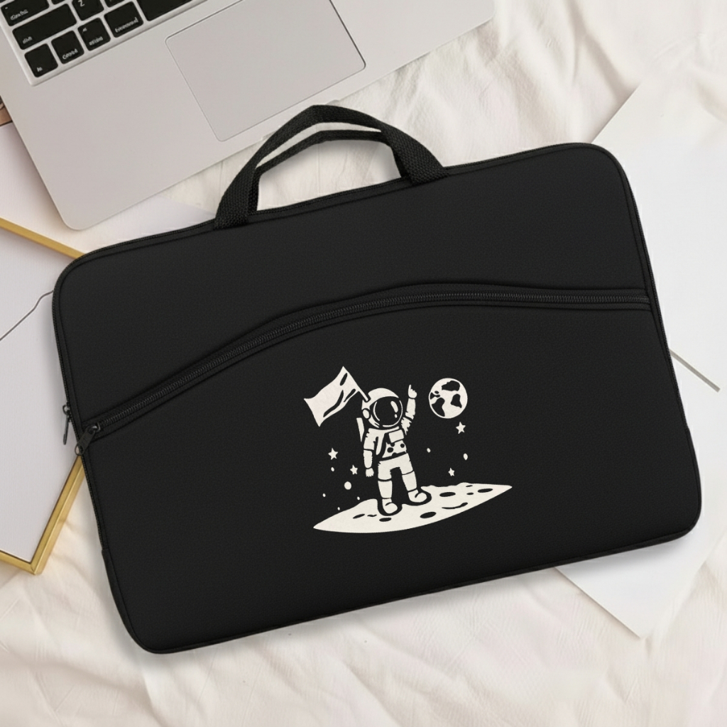 Capinha Macbook Astronauta Coleção Inédita Maleável Prática Portátil