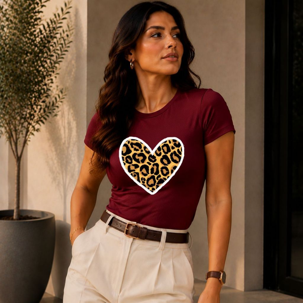 Blusinha feminina estampada coração com onça