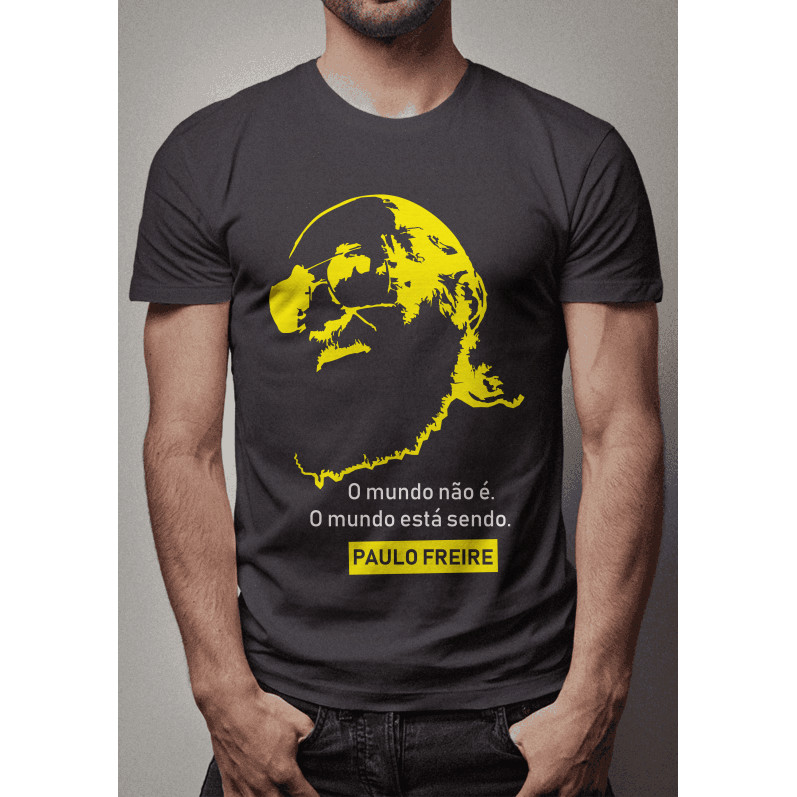 Camiseta Preto Unisex, Design com Silhueta de Paulo Freire Estilo Cultural e Filosófico