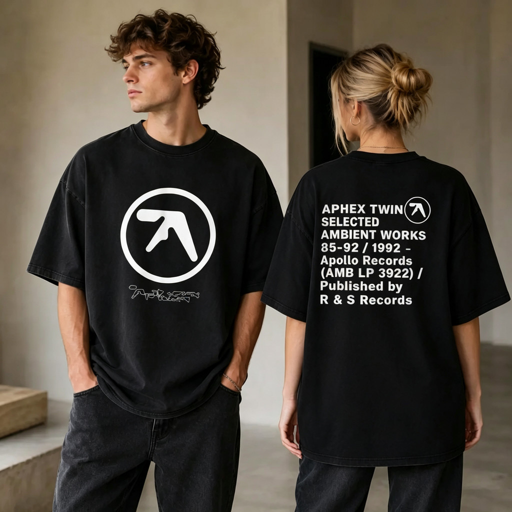 Camiseta Masculina estampa da banda Aphex Twin com símbolo icônico circular e textos do álbum Selected Ambient Works con