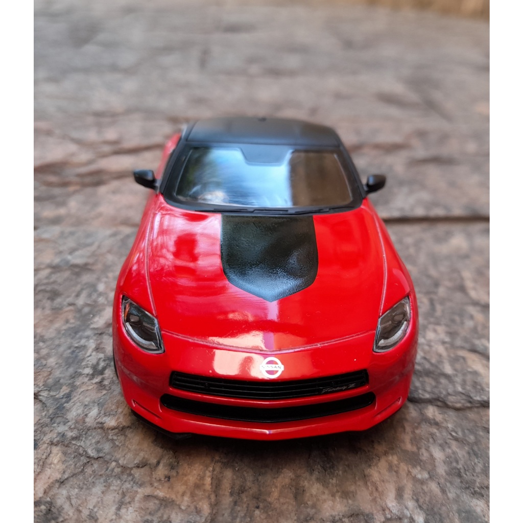 Miniatura Nissan Fairlady Z Customized Vermelho 2023 Kinsmart 1/36 Metal e Fricção