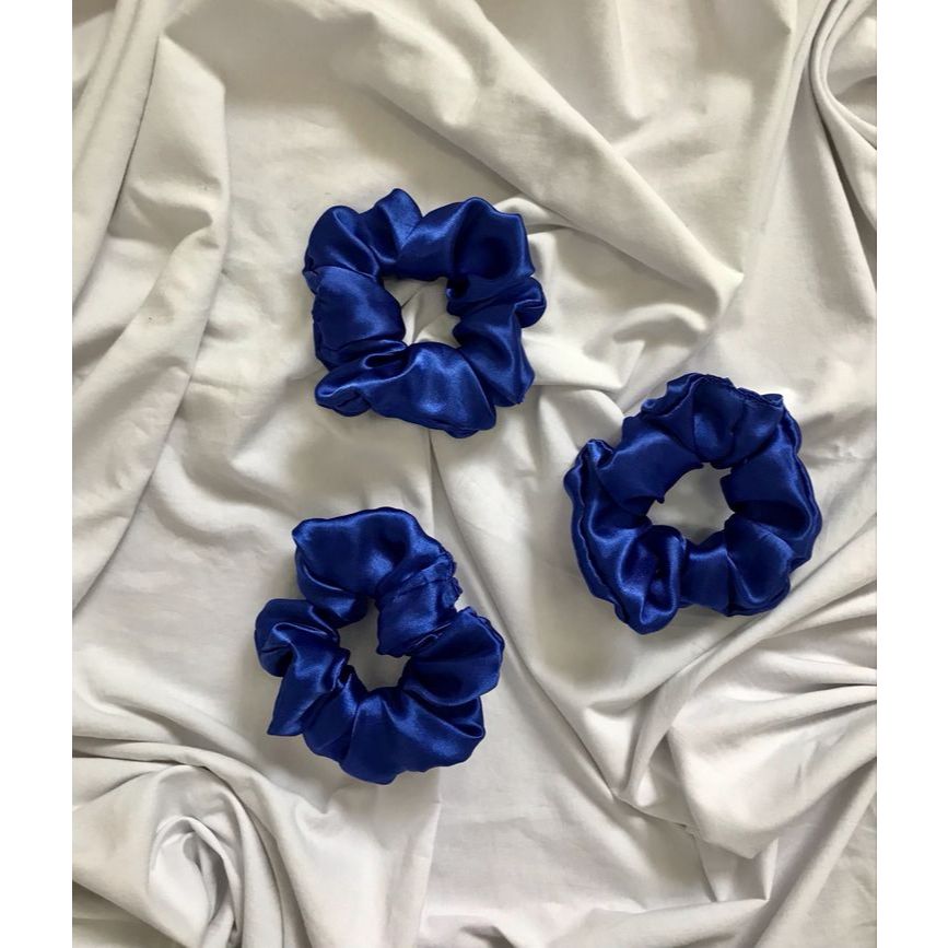 Scrunchie de Cetim Azul Royal – Elegância e Conforto para o Seu Cabelo