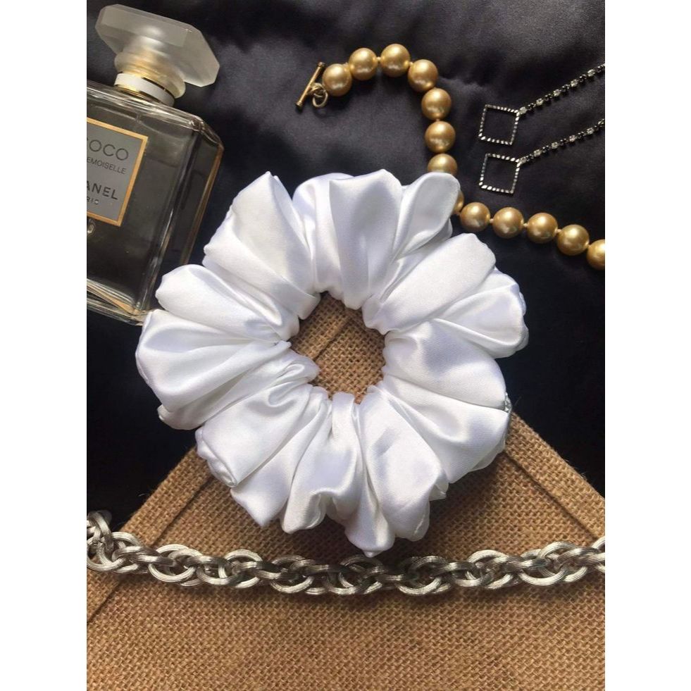 Xuxinha de Cetim Branca – A Elegância Clássica para Seus Cabelos