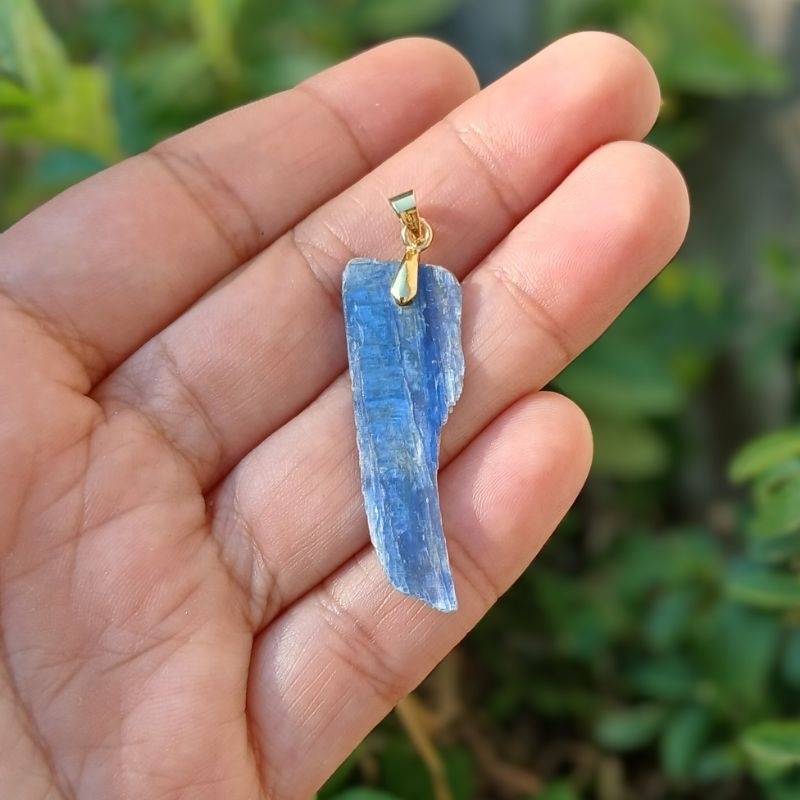 Pingente Cianita Azul | Amuleto de Proteção | Pedra Natural Bruta | Energia do Arcanjo Miguel