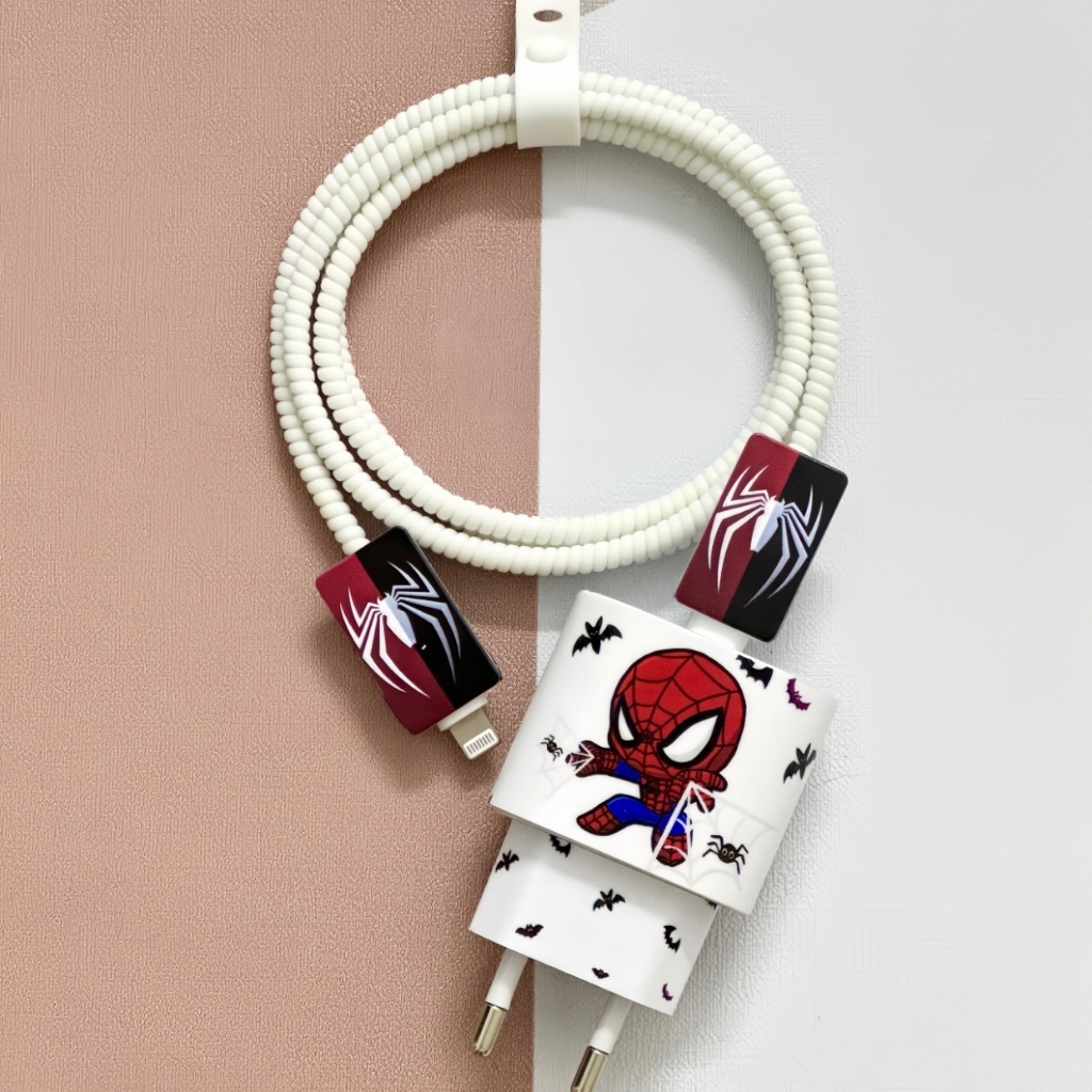 51FC  Adesivo protetor 4 em 1 para carregador de iPhone, com estampa do Homem-Aranha, compatível com carregadores Apple