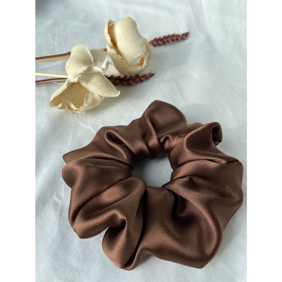 Xuxinha de Cetim Marrom Chocolate – Sofisticação e Estilo para Seus Cabelos