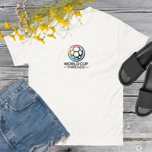 Camiseta Masculina Feminina Oversized Estampa Logo Bola de Futebol Colorida Escrita World Cup Threads Minimalista