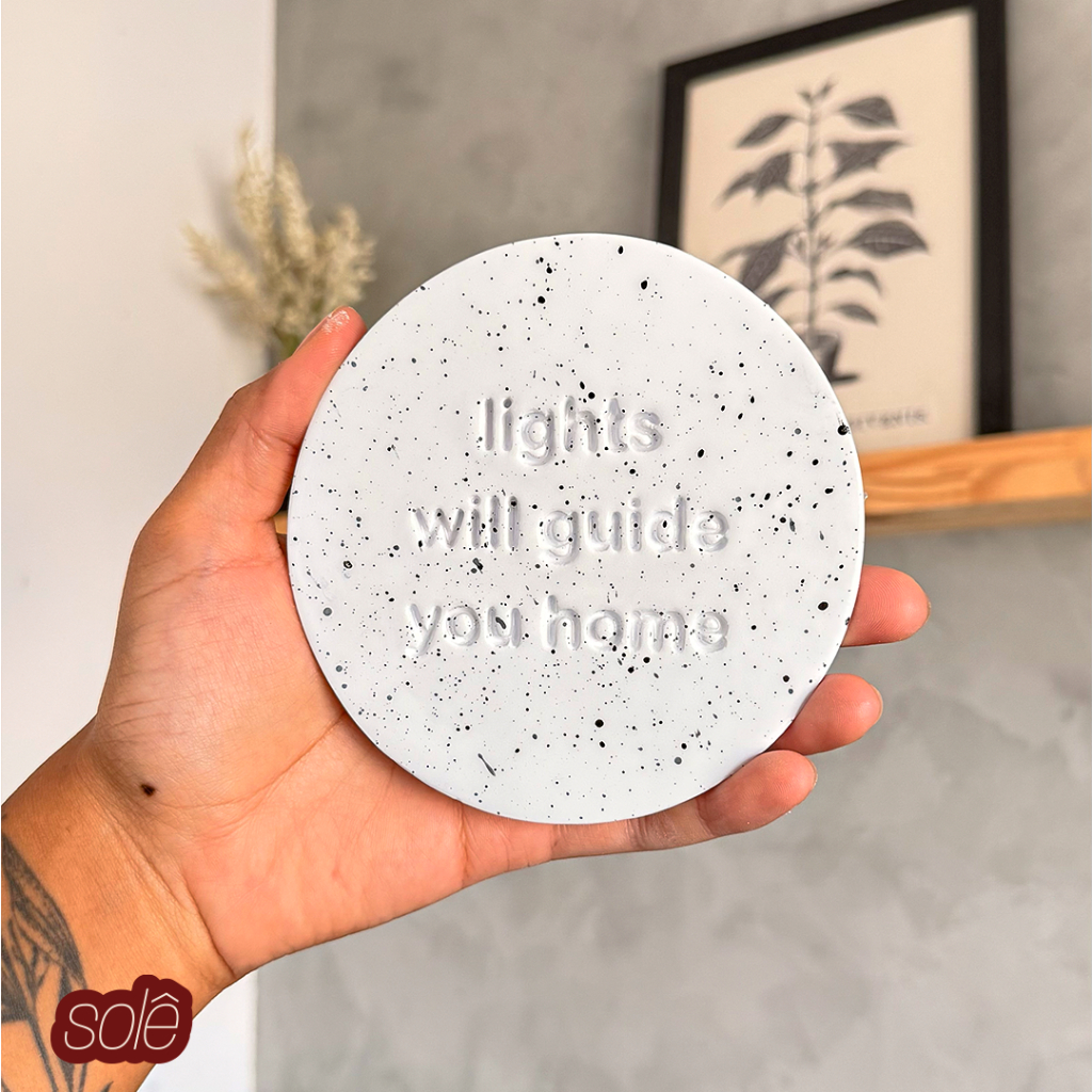 Plaquinha Decorativa Minimalista em Cerâmica Fria Lights Will Guide You Home Redonda 12cm