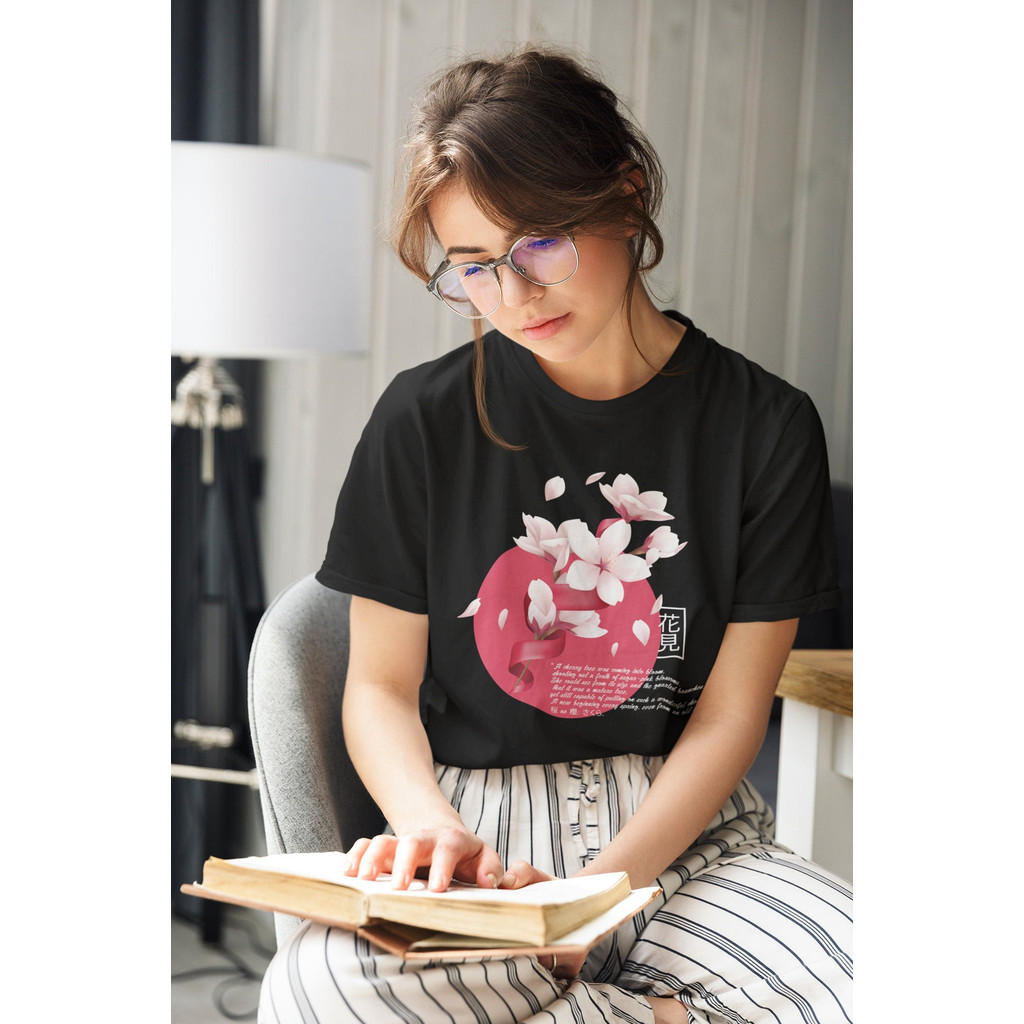 Atelier das Estampas Camiseta Feminina Estampa Floral Rosa e Branca em Tema Japonês Delicado Encantador Elegante Ambient