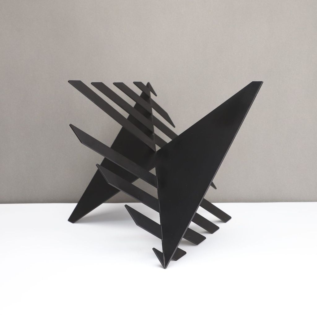 Modern minimalist metal black triangle decorative piece for model homes, sales offices, bedrooms, study rooms, living ro