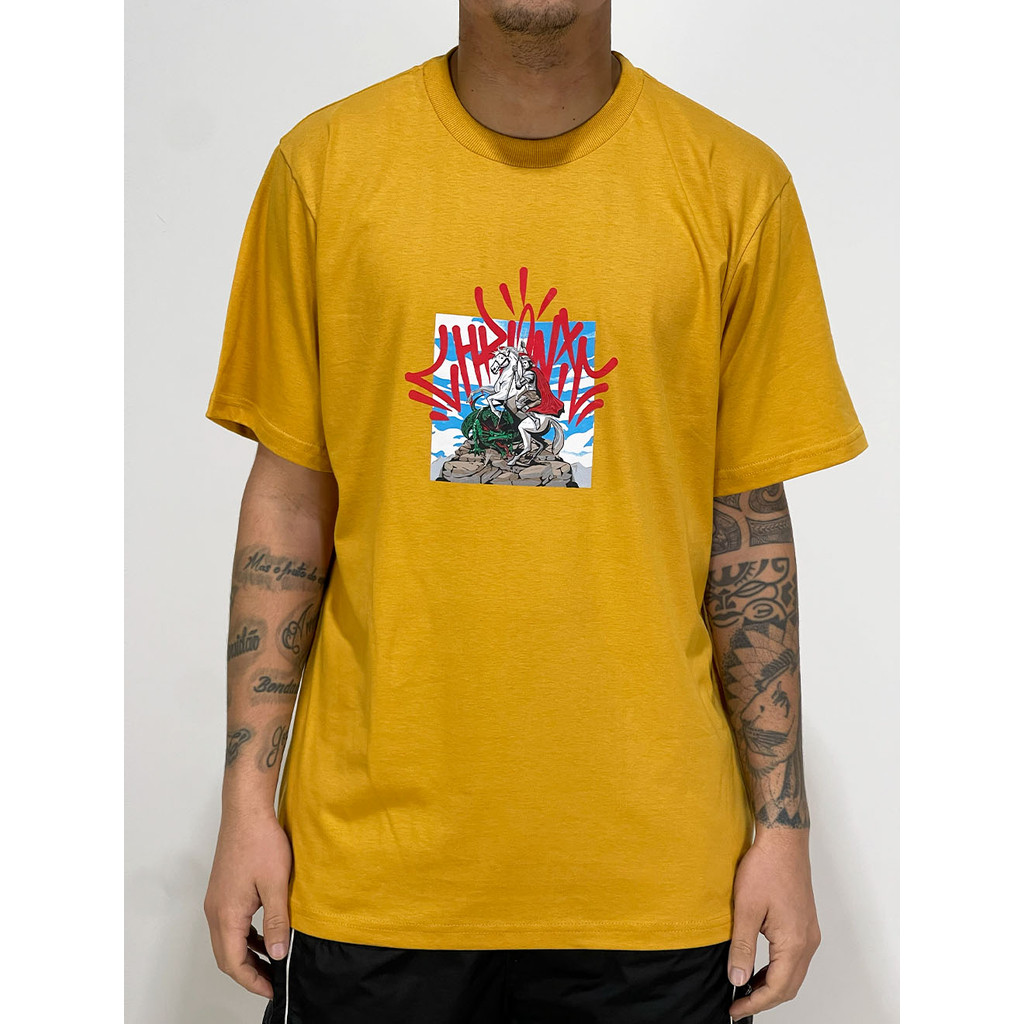 Camiseta Chronic São Jorge Front Hood Realismo Logo - Mostarda