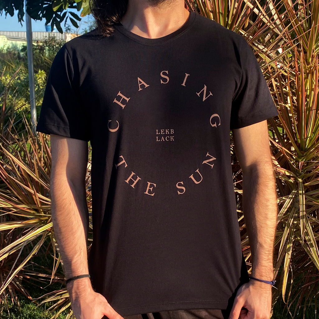 Camiseta Masculina Preta Estampada em Algodão Premium -  Camisa com Estampa Chasing The SUn