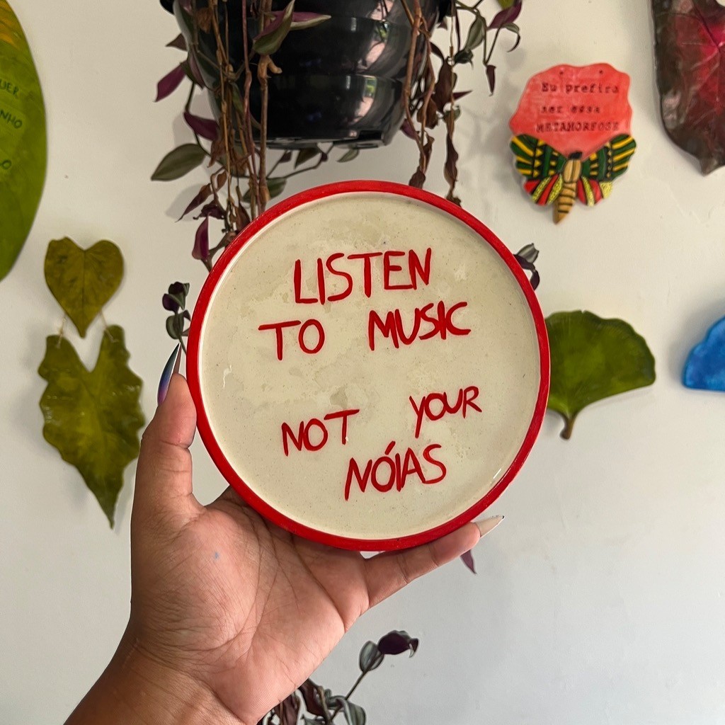 Quadro Decorativo “Listen to Music, Not Your Noias” – Arte Artesanal com Frase Criativa