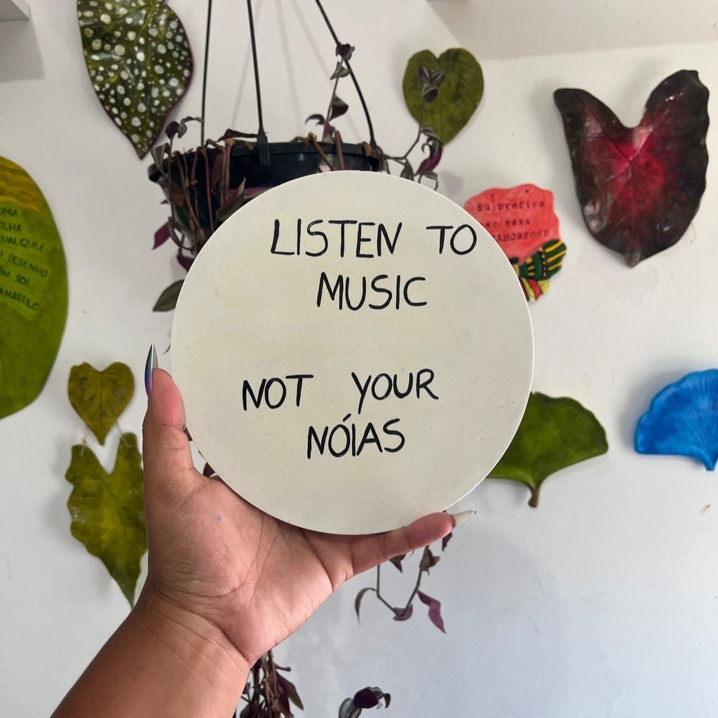 Quadrinho Decorativo Artesanal “Listen to Music, Not Your Nóias” – Placa de Parede Criativa com Frase Divertida