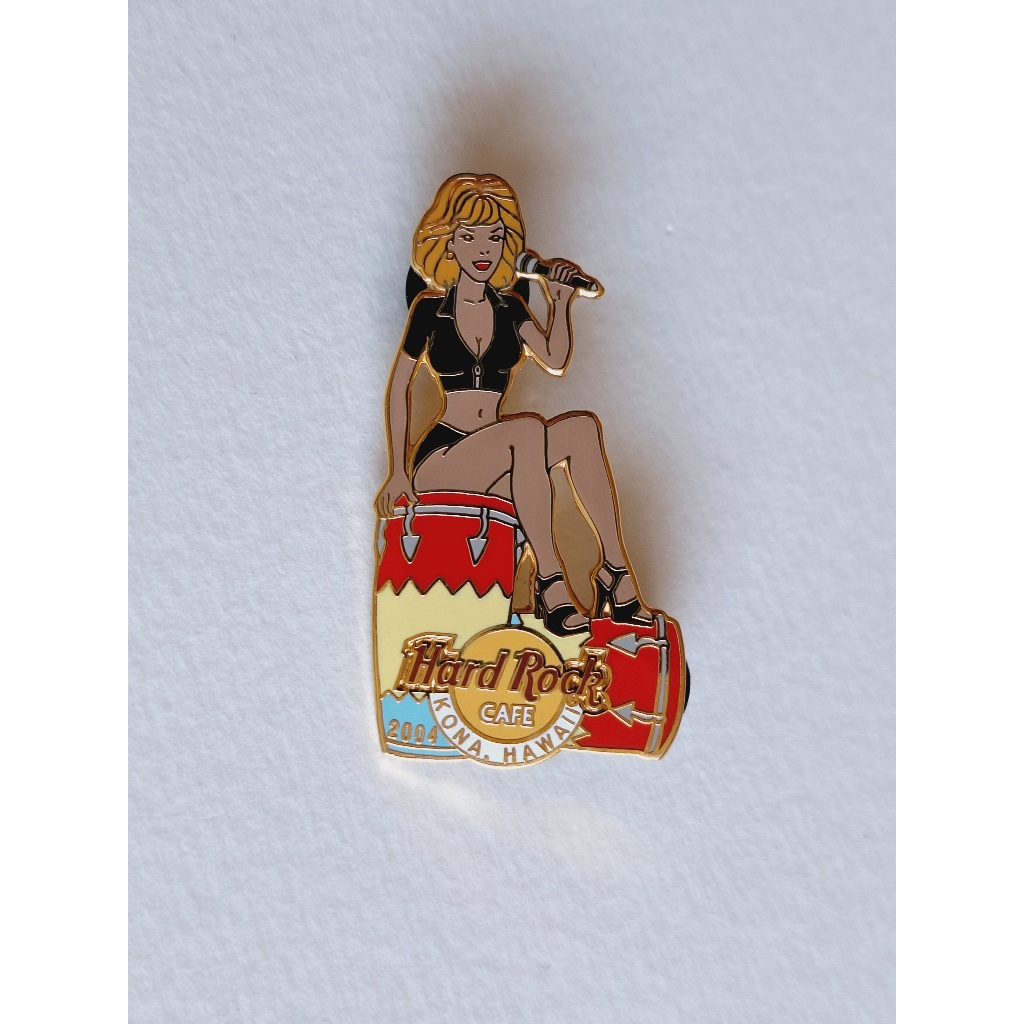 Pin / Broche - Hard Rock Cafe - Kona - Blonde Singer Sitting On Drums 2004