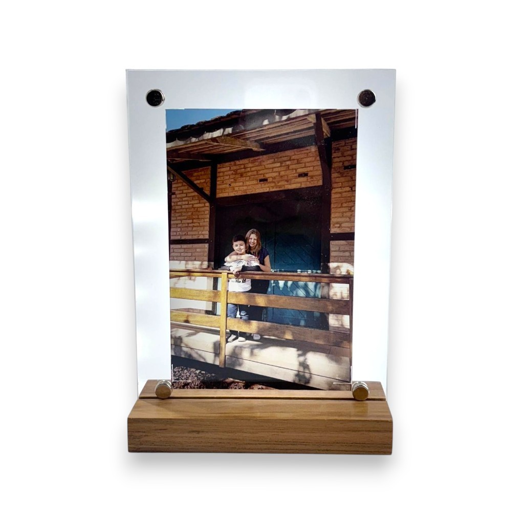 Porta Retrato Para Foto 10x15 Vertical Em Acrílico Cristal Com Base Em Madeira