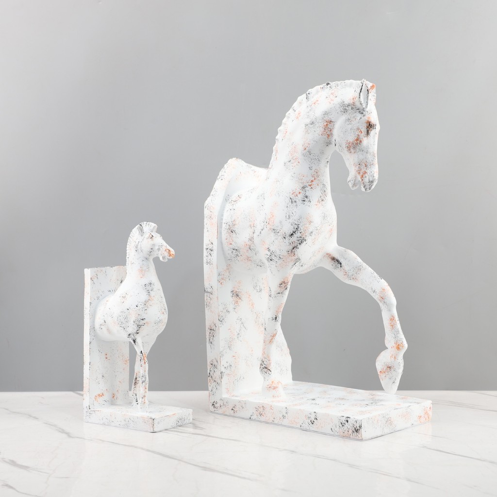 4X2Q Vintage-style creative resin horse figurine, decorative piece for living room, study, wine cabinet, office, or mode