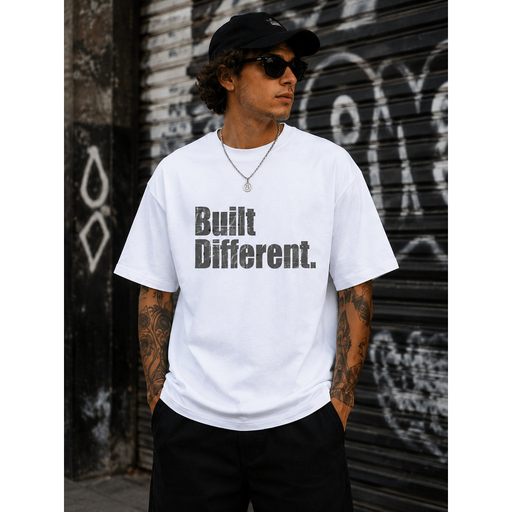 Camiseta Streetwear Built Different Casual Estampada