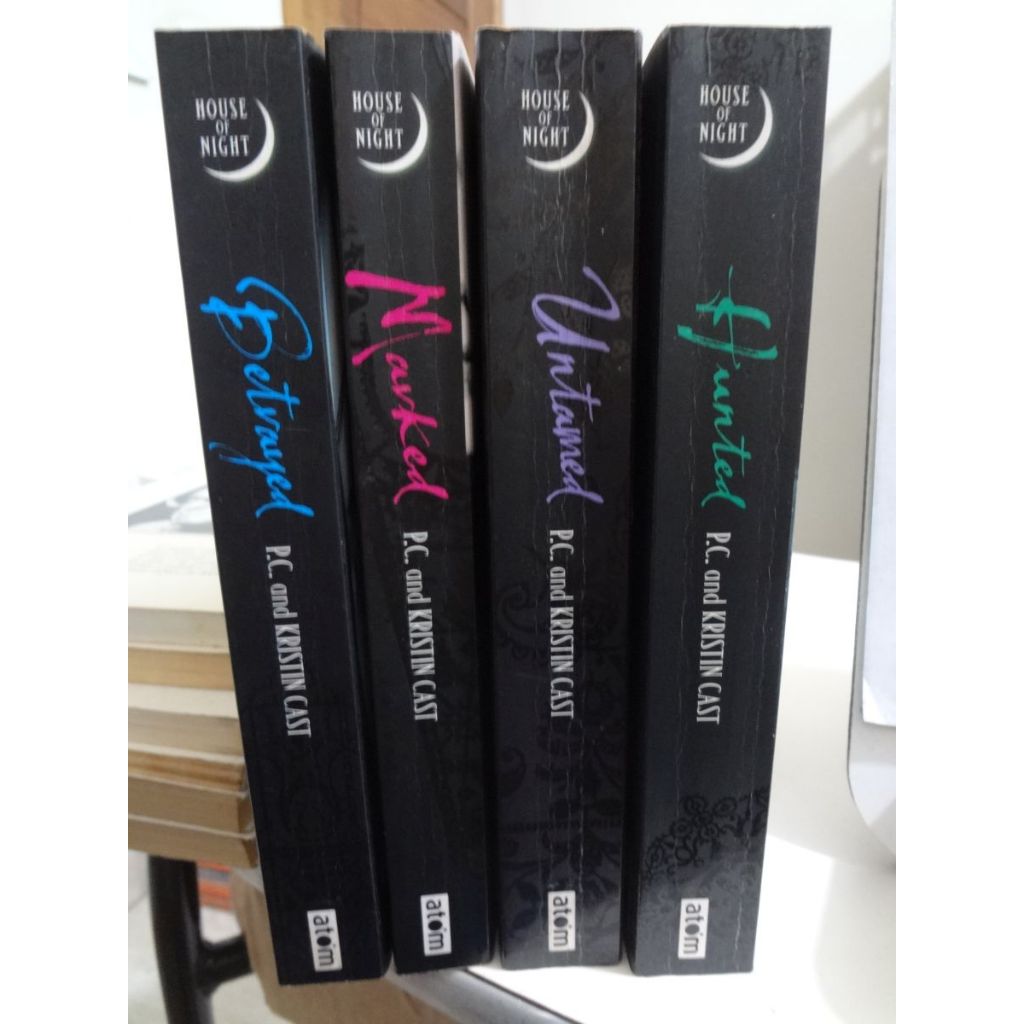4 Livros A House Of Night Novel P. C. And Kristin Cast Betrayed + Untamed +Marked + Hunted / Edição em Inglês.
