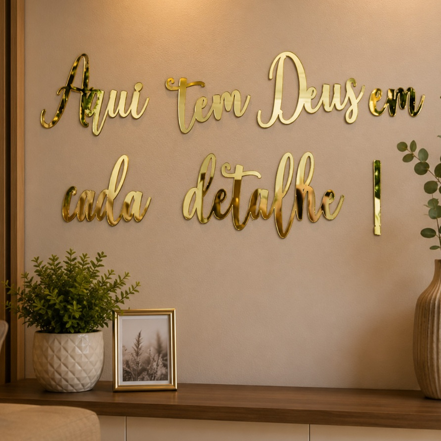 Frase Cristã para Parede Aqui Tem Deus em Cada Detalhe Acrílico Espelhado Dourado Luxo