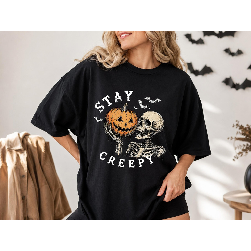 Atelier das Estampas Camiseta Feminina Estampa Jack - O - Lantern e Esqueleto em Branco e Preto Moderna Fofa e Criativa
