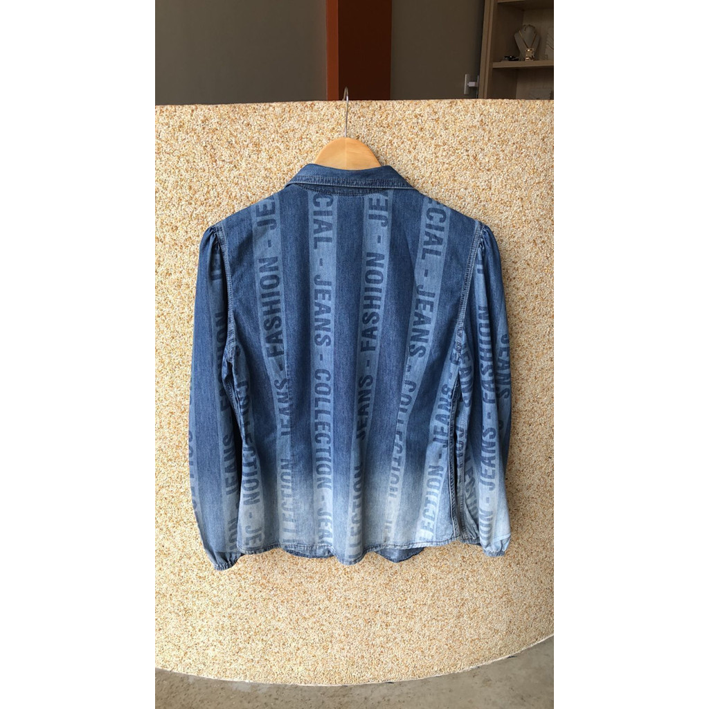 Jaqueta jeans com botões dourados Jean Darrot (P - 38/40)