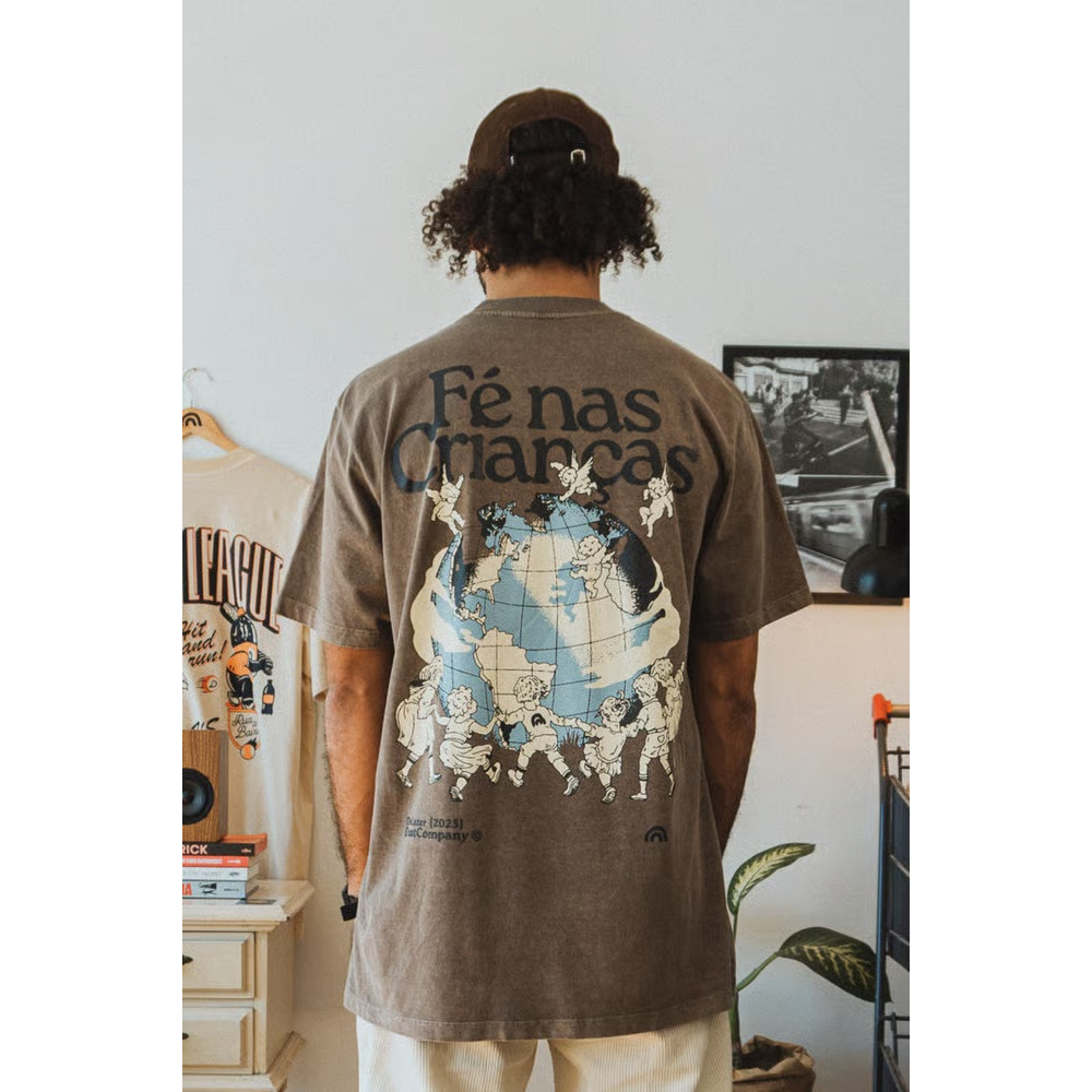 Camiseta Fé nas Crianças Marrom Streetwear Oversized Estampada 100% Algodão 20.1 Premium Dust