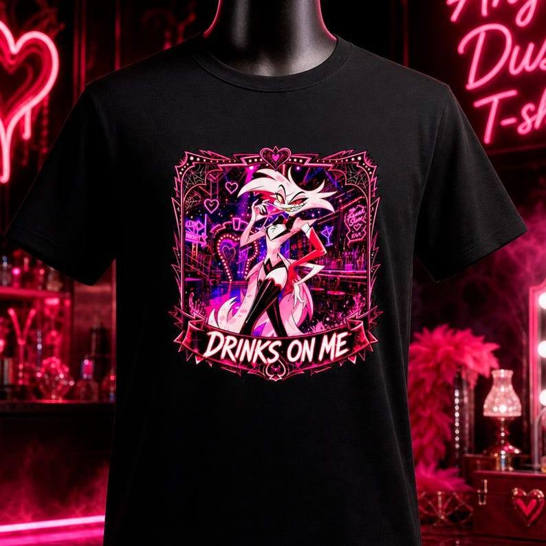 Camiseta Angel Dust Hazbin Hotel Drinks On Me Gráfica Preta Pink Gótica Fofa Moderna Atemporal Unissex