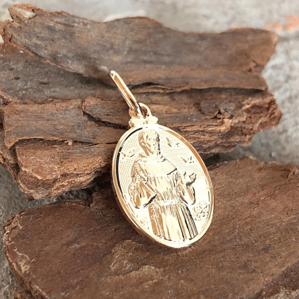 Pingente Oval com São Francisco de Assis 25mm Banhado a Ouro 18k Semijoia Coleção Religiosa