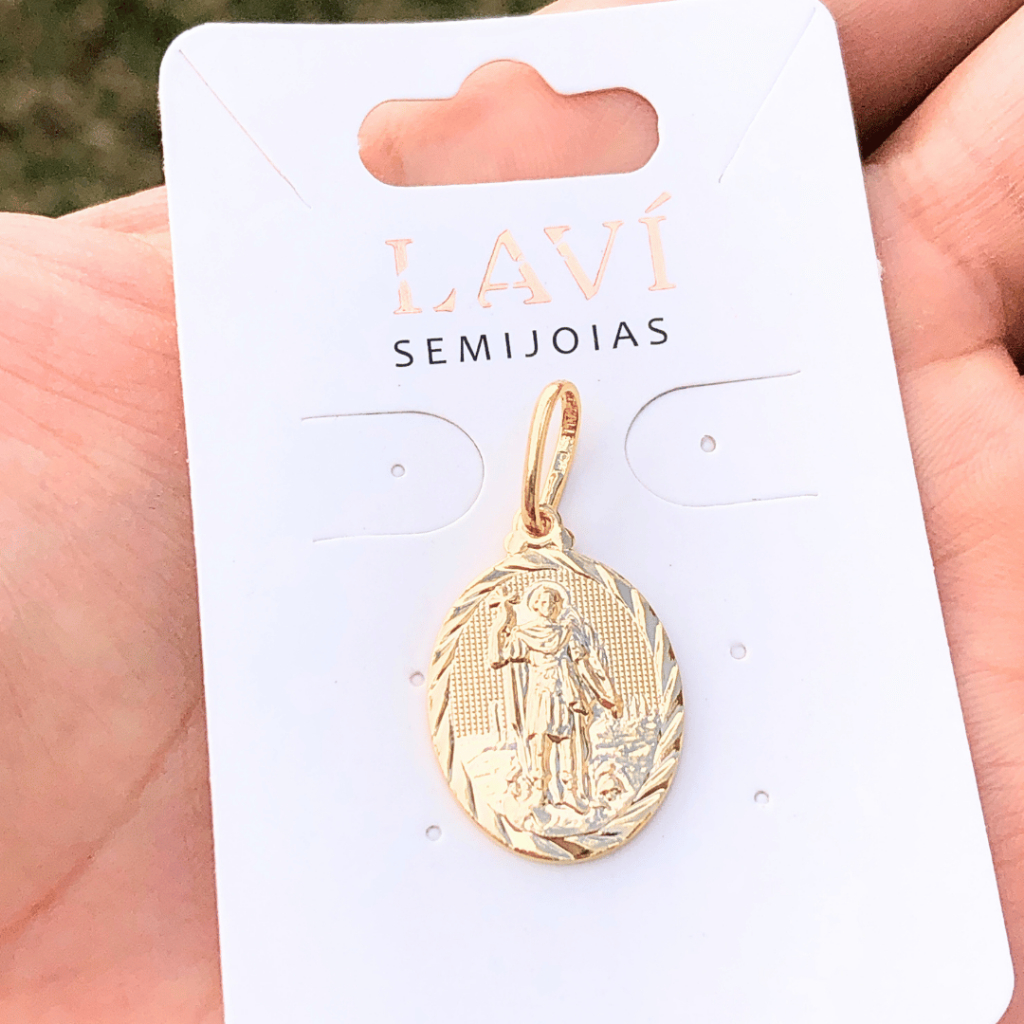 Pingente Oval Santo Expedito 25mm Diamantado Semijoia Delicada Banhado a ouro 18k Coleção Religiosa