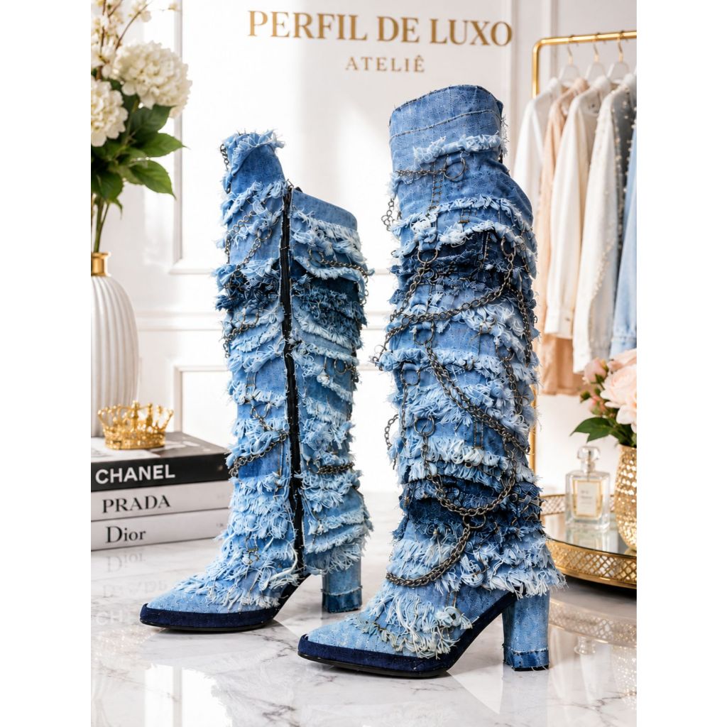 Bota Feminina Jeans Destroyed Chains Luxury Cano Alto com Correntes e Franjas.
