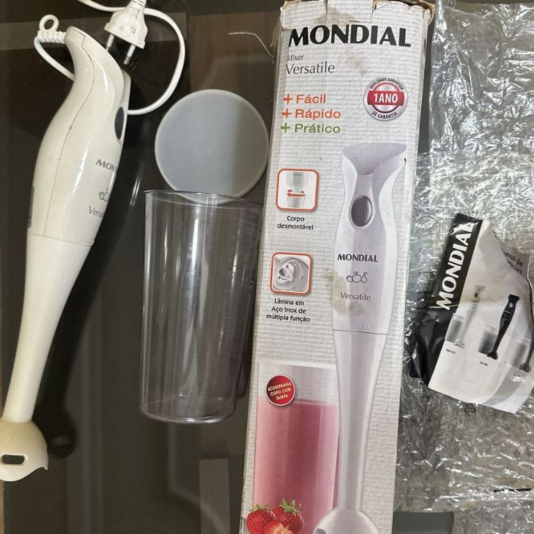mixer mondial versatile, na cor branca, voltagem 110v. acompanha copo medidor com tampa e manual de instruções