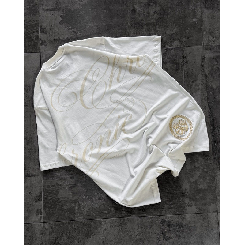 Camiseta Básica Chronic “Monogram Back” - Off White